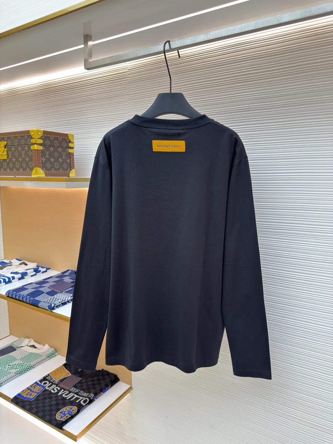 LOUIS VUITTON dark pattern embossed long sleeves ●Authentic product: purchased and developed at 5790 ●Item number: 1680170-A20 ●Fabric: pure cotton fabric ●Technology: embossed production ●Version: fitted version ●Weight: about 285 grams ●Size: XS-S-M-L ●Description: The fabric is made of 40s double-stranded long-staple cotton yarn plain weave dust-etched wool technology, and the finished fabric is passed through a mercerizing machine to increase the gloss of the fabric. It is matched with 32s double-stranded cotton cover silk cylindrical open-width rib front panel for stamping and filling process. After low-temperature stamping, the inside is filled with 3.5-mile thick sponge. The sponge is cut by laser burning to create the pattern. The bottom surface is directly sealed with low-temperature hot melt glue at 80°C through an integrated operation. The bottom material is machine washable. The overall routing is straight and delicate, the fabric is comfortable and soft, the color is consistent and there is no color difference, it can be matched with the same style to create a fashionable look, and can be used in various occasions, customized accessories, complete with three standards, the same style for men and women!